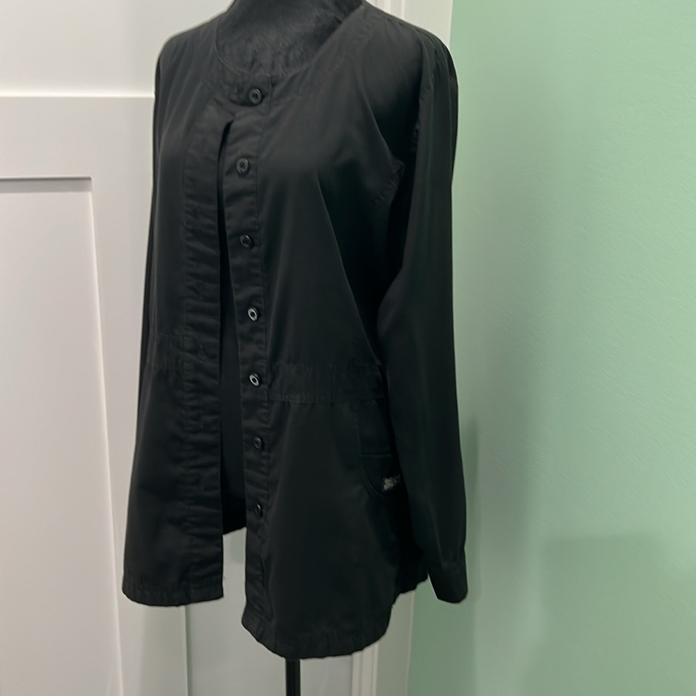 Uniform advantage butter soft women’s lightweight nursing jacket. Black. Size L.